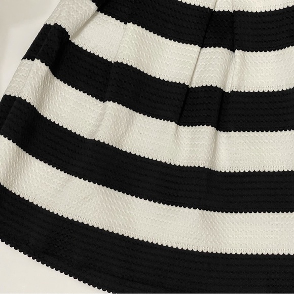EXPRESS Black & White Striped Mini Skirt Elastic Waist Womens Size M - Picture 11 of 13